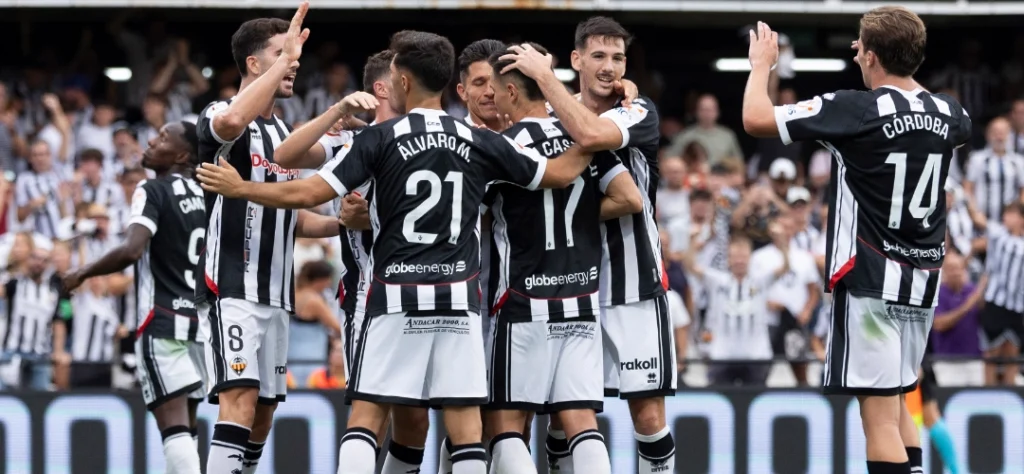 Equipo del CD Castellón celebra su victoria ante el Albacete.
