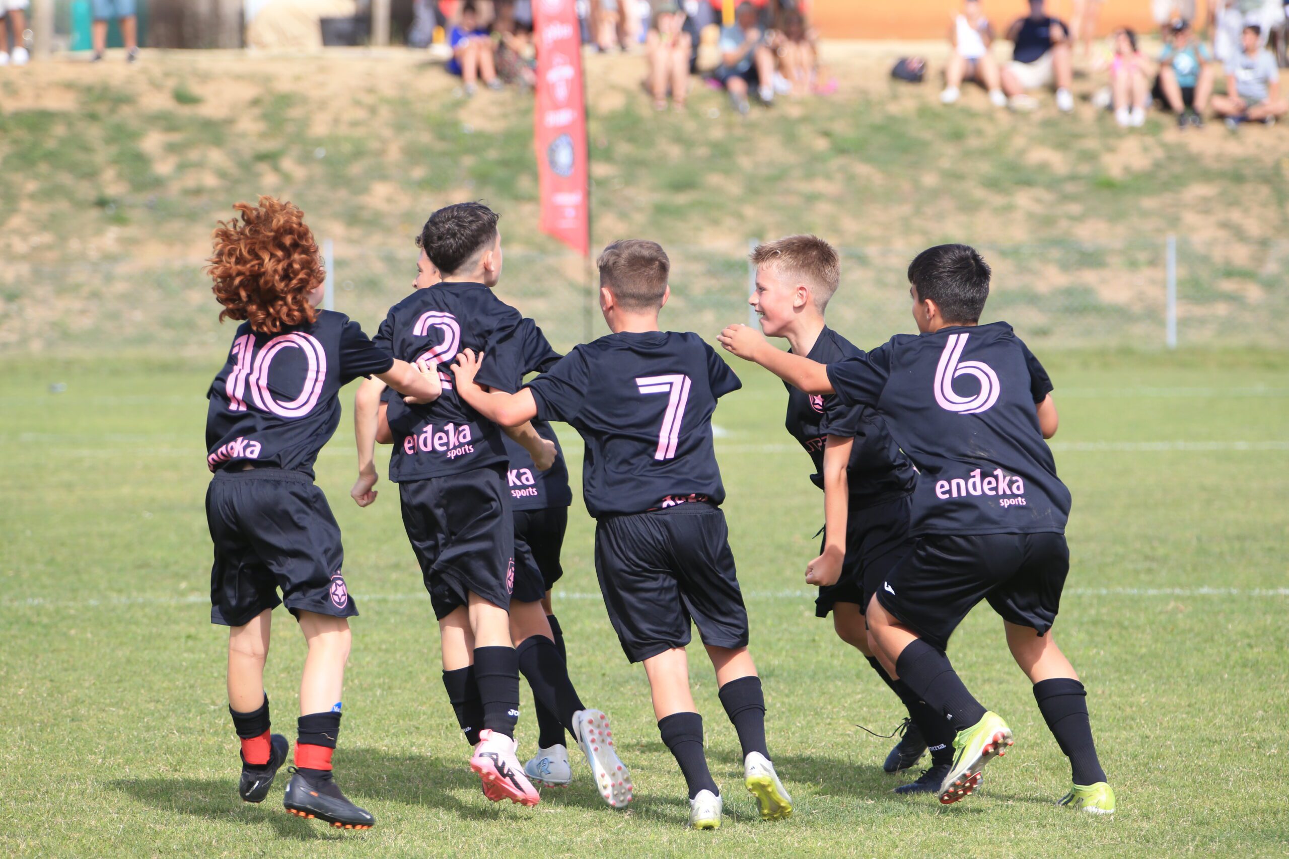 celebración de gol en torneos de fútbol base